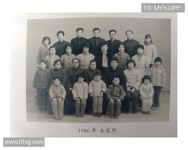 老一代足球明星全家福展现岁月流转与家庭温情的珍贵瞬间 老一代足球明星全家福展现岁月流转与家庭温情的珍贵瞬间